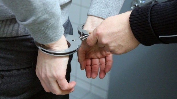 Старооскольские полицейские задержали подозреваемого в грабеже