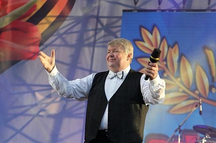 Лада Дэнс, Александр Песков и другие звезды российской эстрады выступят на стадионе Каплинской школы