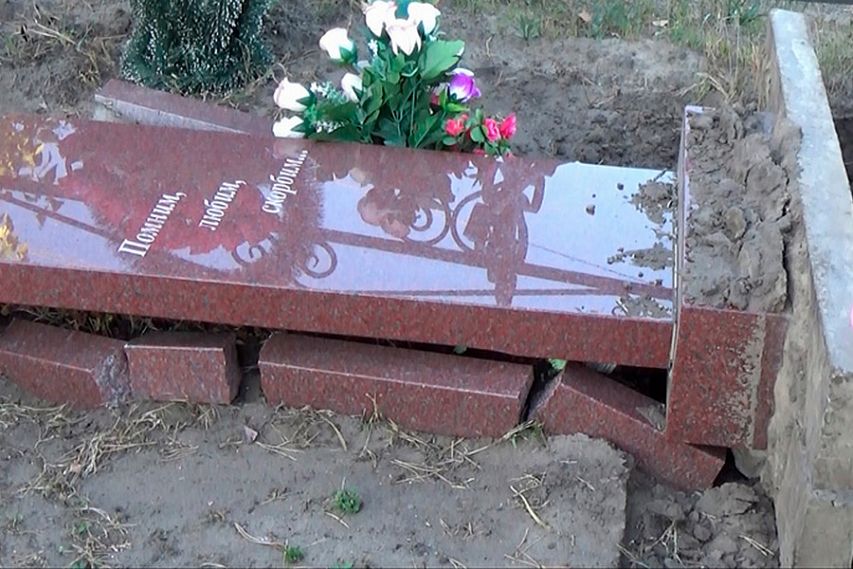 На Каплинском кладбище снова разрушены надгробия