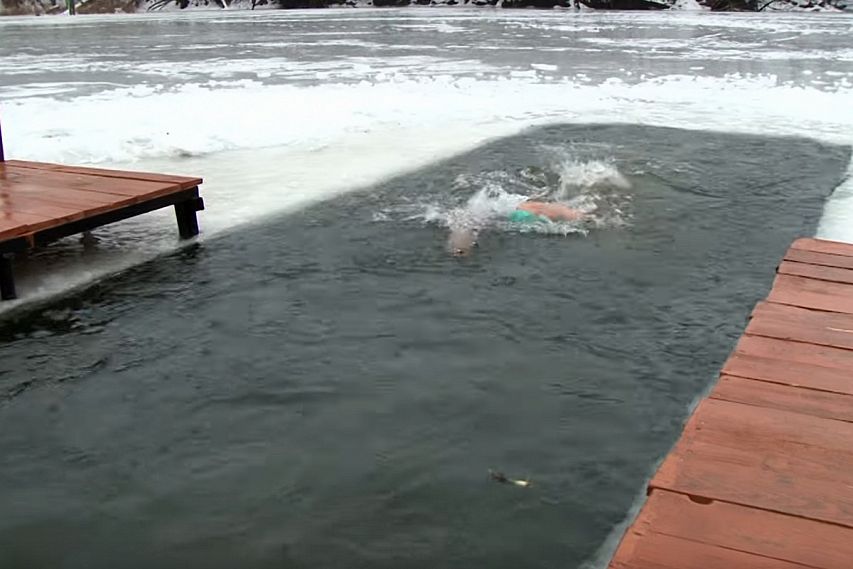 Ветеранам зимнего плавания года - не помеха