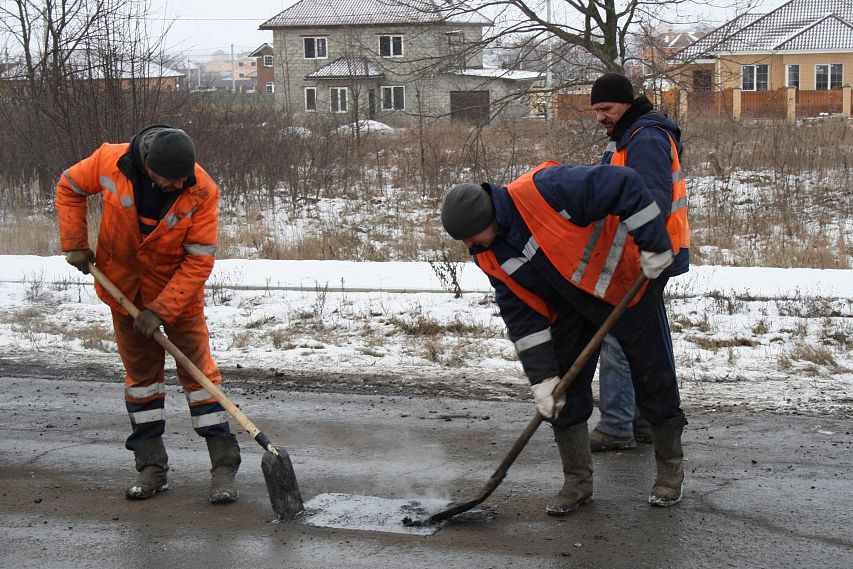 Ямочный ремонт дорог в Старом Осколе ведут круглый год (фото и видеорепортаж)