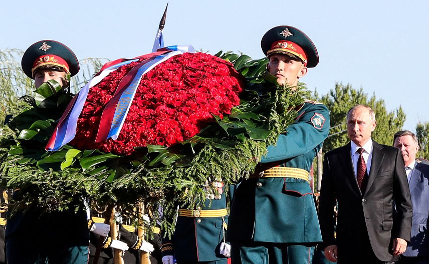 Владимир Путин и руководство Металлоинвеста почтили память павших в Курской битве
