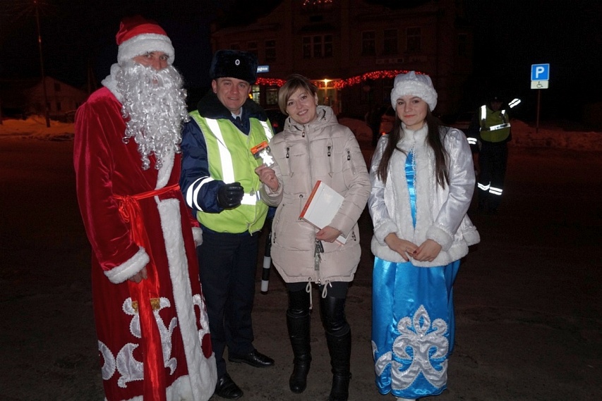 В Старом Осколе в новогодний патруль вышли Дед Мороз и Снегурочка