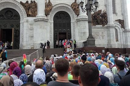 Старооскольский священник поклонился мощам Николая Чудотворца