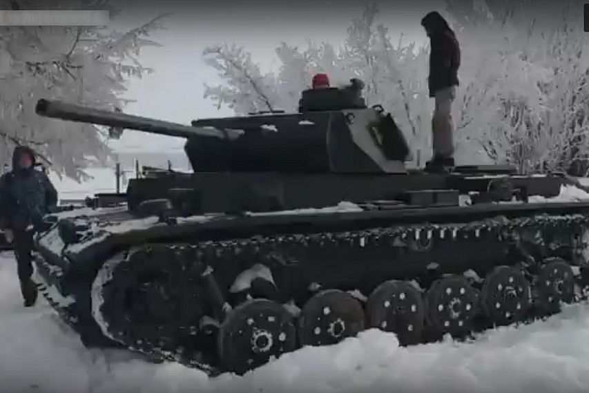 В старооскольском селе Архангельское по полю проехал «немецкий танк»