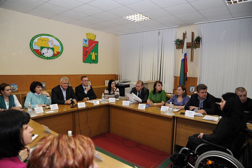 Александр Гнедых пообещал взять проблемы старооскольских инвалидов под личный контроль