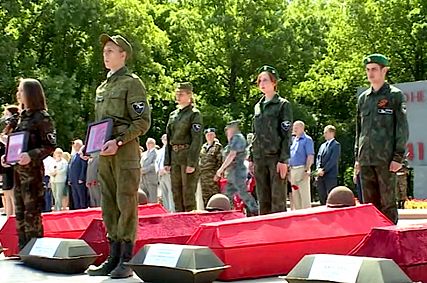 72 воина, павших в боях под Старым Осколом, обрели вечный покой в братской могиле у Мемориала Славы