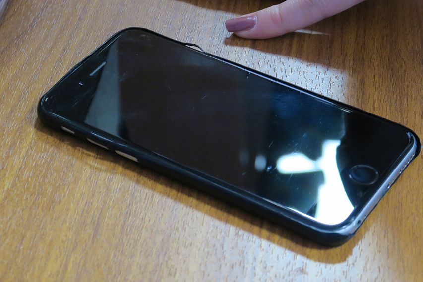 Жительницу старооскольского села приговорили к обязательным работам за кражу смартфона
