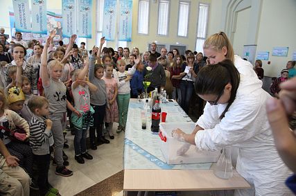 Попробовать криокузы, увидеть микроба-везунчика и вылепить марсианина из космического песка смогли старооскольцы на фестивале АРТ-ОКНО