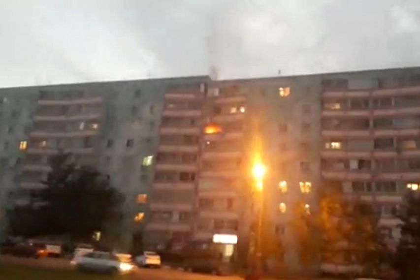 В микрорайоне Королёва пожарные вынесли женщину из горящей квартиры