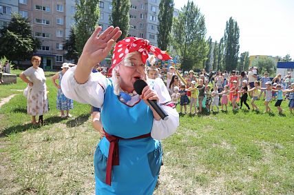В гости к старооскольцам пожаловала Баба Яга
