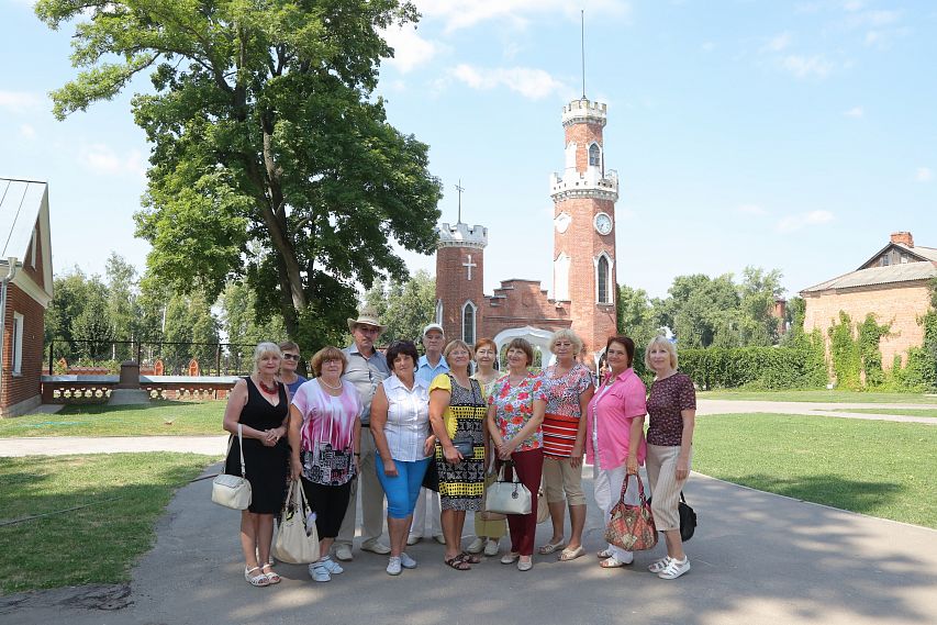 Пенсионеры ОЭМК совершили визит в замок принцессы Ольденбургской