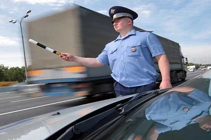 Госавтоинспекция разъясняет: новый регламент не запрещает водителям снимать общение с сотрудником ДПС