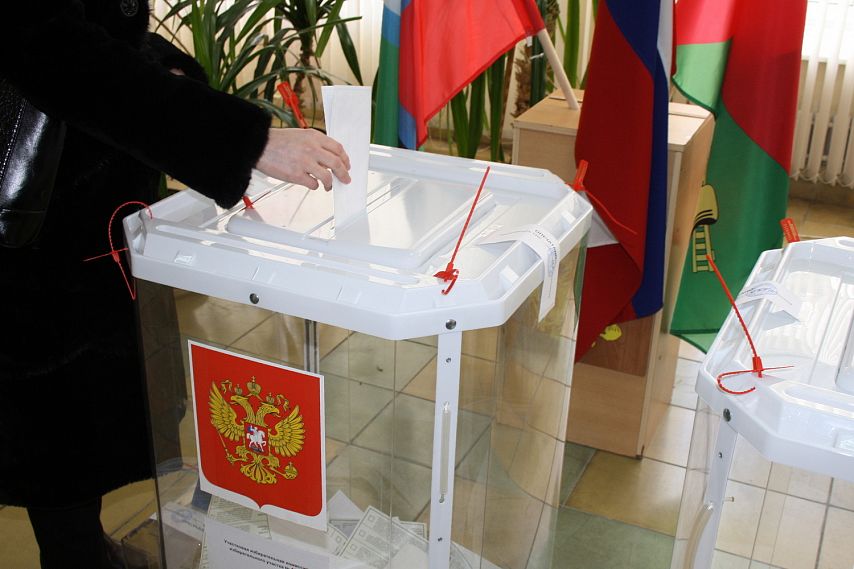 На избирательных участках Старого Оскола стартовало голосование по выбору президента РФ
