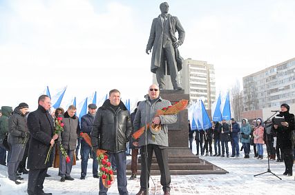 Старооскольцы почтили память легендарного металлурга