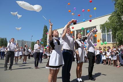 В школах Старого Оскола прозвенел Последний звонок (фото и видеорепортаж)
