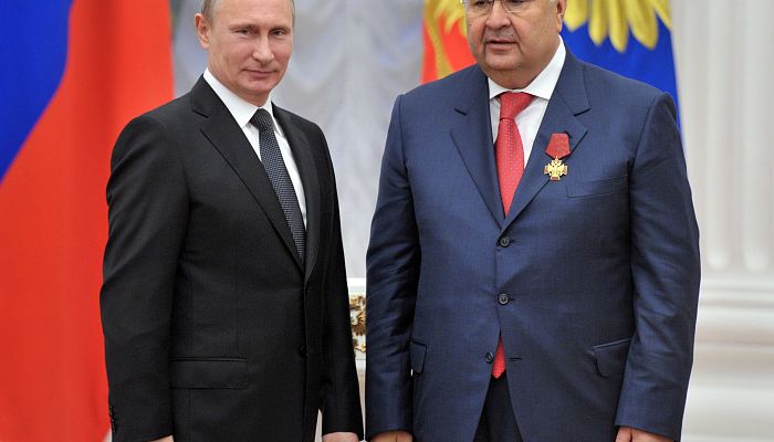 Владимир Путин наградил Алишера Усманова за благотворительную деятельность