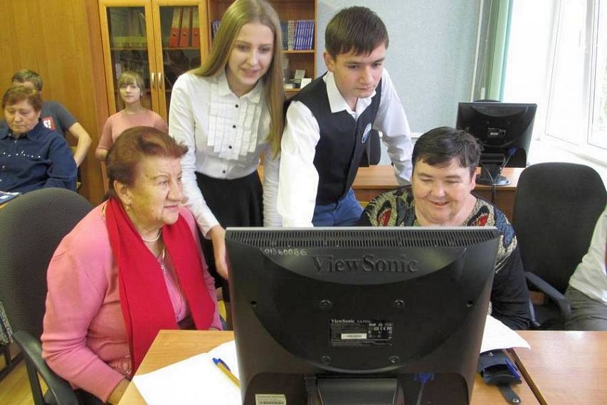 Бабушек и дедушек учили безопасному поведению в Интернете