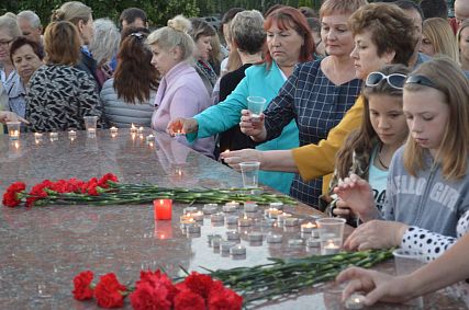 «Уже больше полувека с той прошло войны»… Свечи памяти в Старом Осколе зажгли под звуки песни