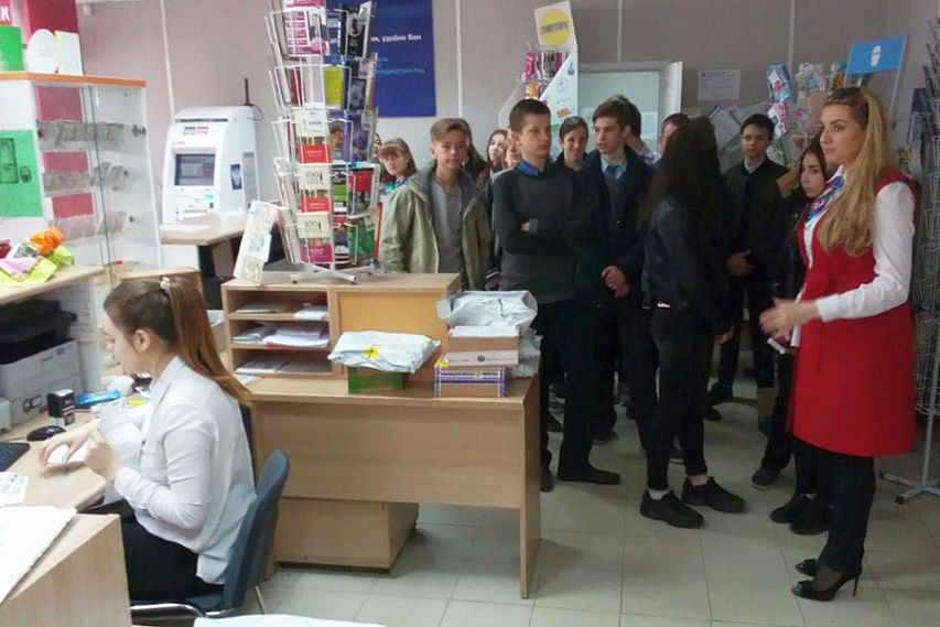 Старооскольские школьники узнали о работе Почты России изнутри