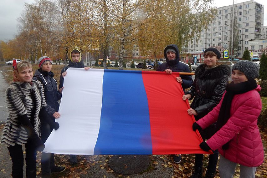 Старооскольская молодёжь отметила День народного единства патриотическим фотокроссом и флэшмобом