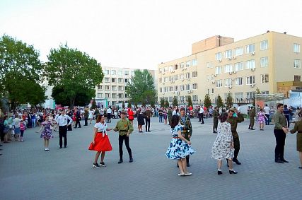 В Старом Осколе под открытым небом состоялся бал «Накануне Великой Победы…»