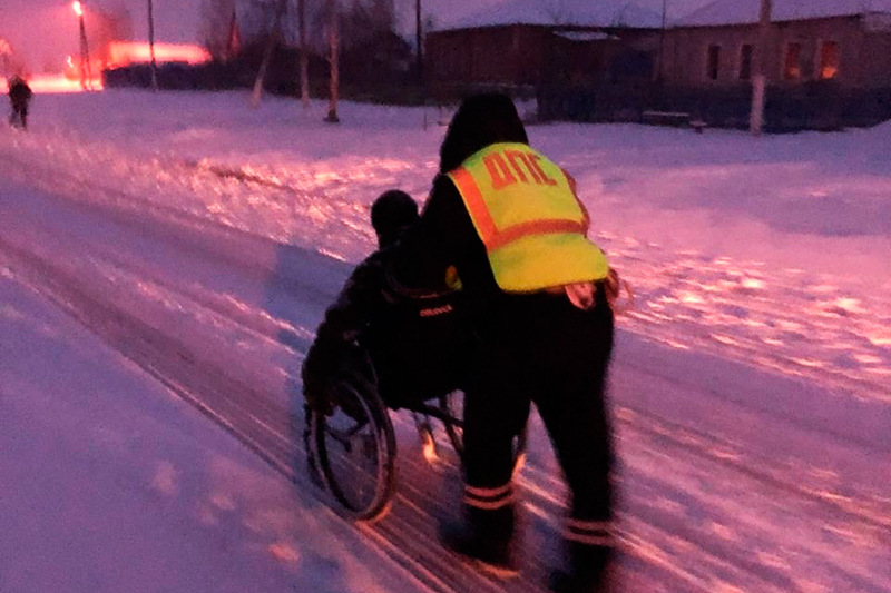 В селе Старого Оскола во время снегопада автоинспекторы помогли инвалиду добраться до дома