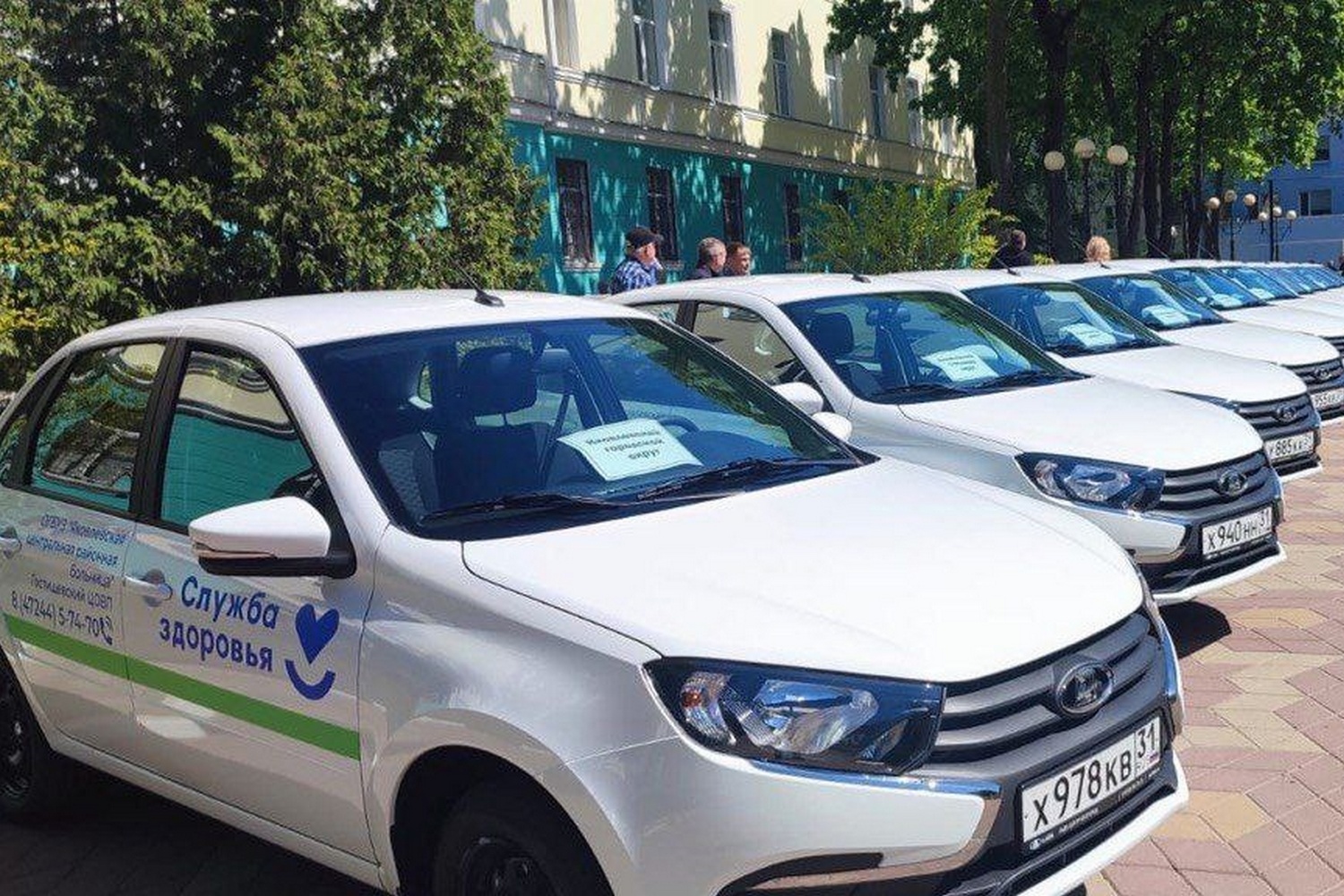 Старооскольская окружная больница получила два новых легковых автомобиля