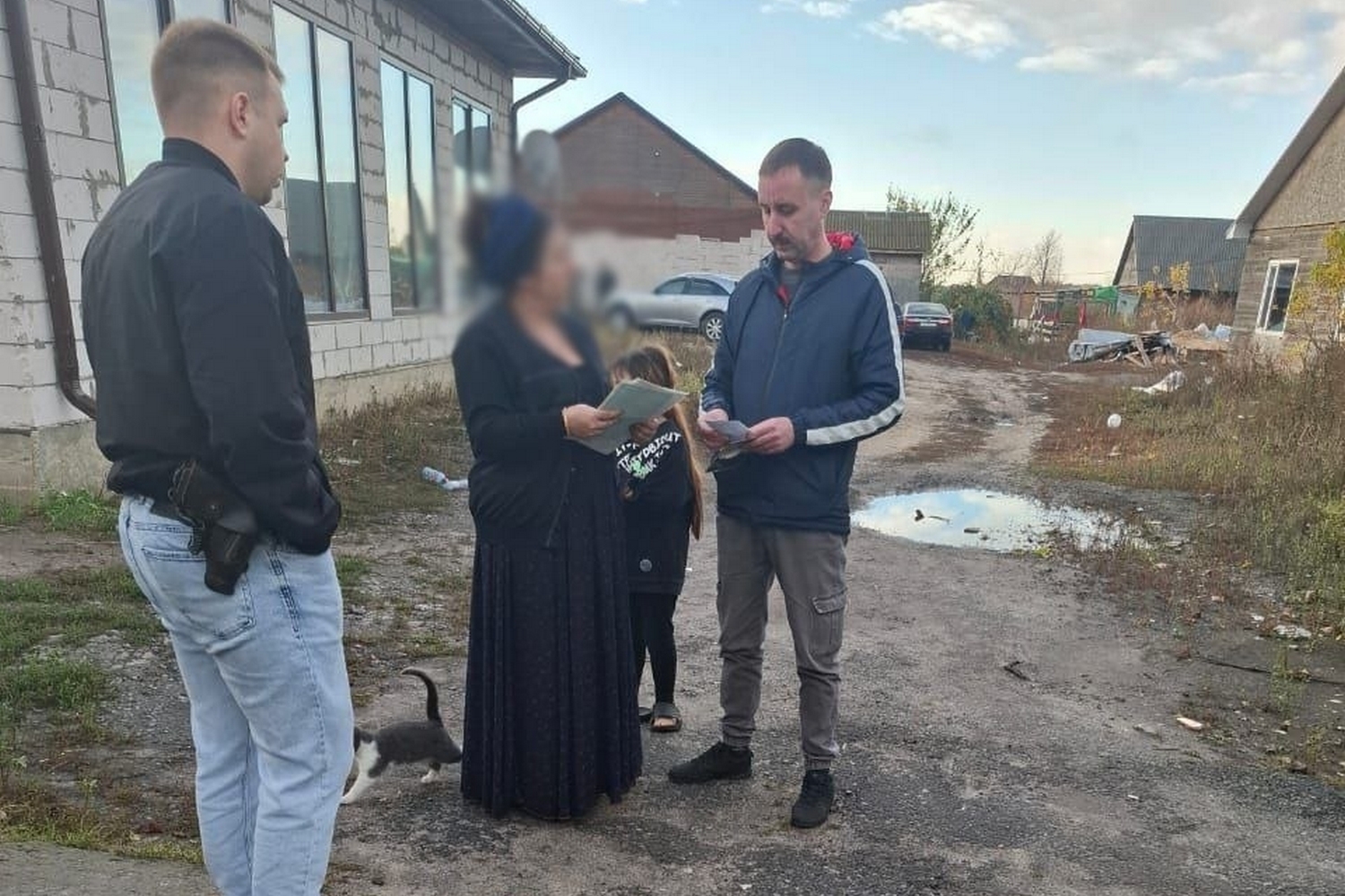 Спецназ Росгвардии и сотрудники ФСБ вместе с полицейскими провели миграционный рейд в Старом Осколе