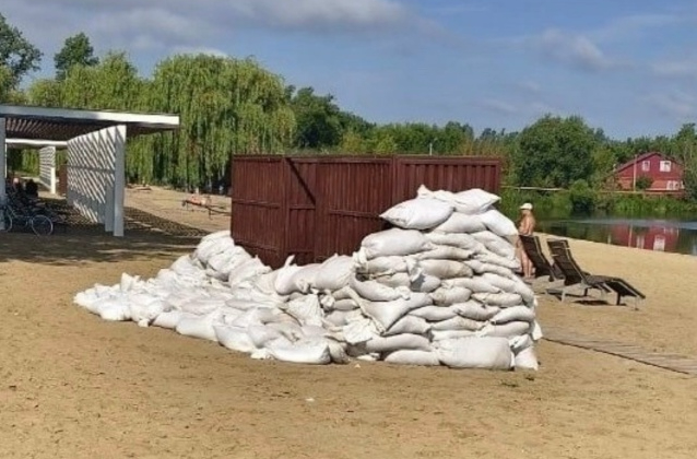 На старооскольком пляже «Юность» укрытие сделали из кабинок для переодевания