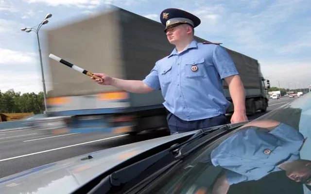 Госавтоинспекция разъясняет: новый регламент не запрещает водителям снимать общение с сотрудником ДПС
