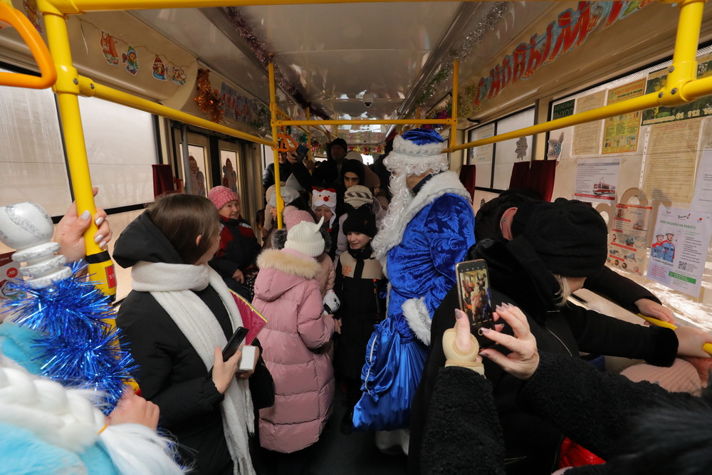 На улицы Старого Оскола вышел новогодний трамвай