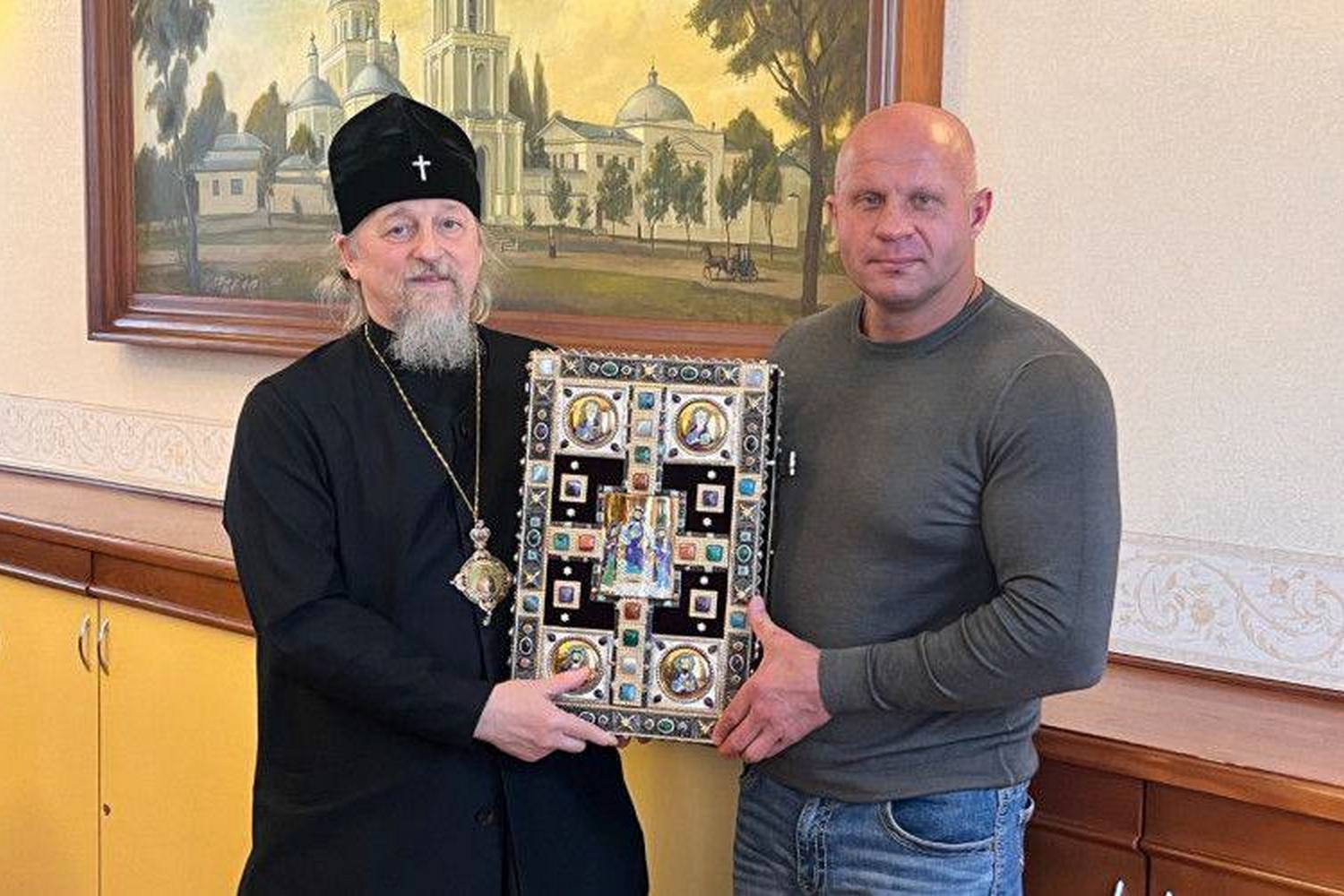Фёдор Емельяненко подарил митрополиту Иоанну дореволюционное издание Евангелия