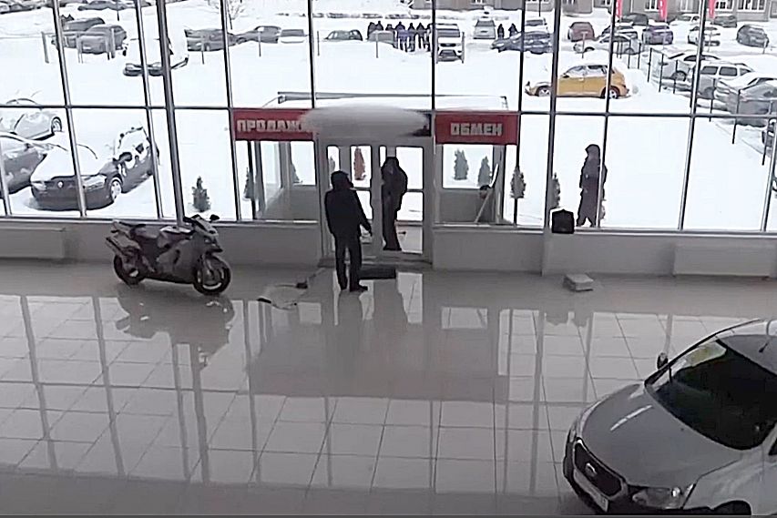 Старооскольский суд обязал автосалон вернуть покупателю деньги за неисправный автомобиль