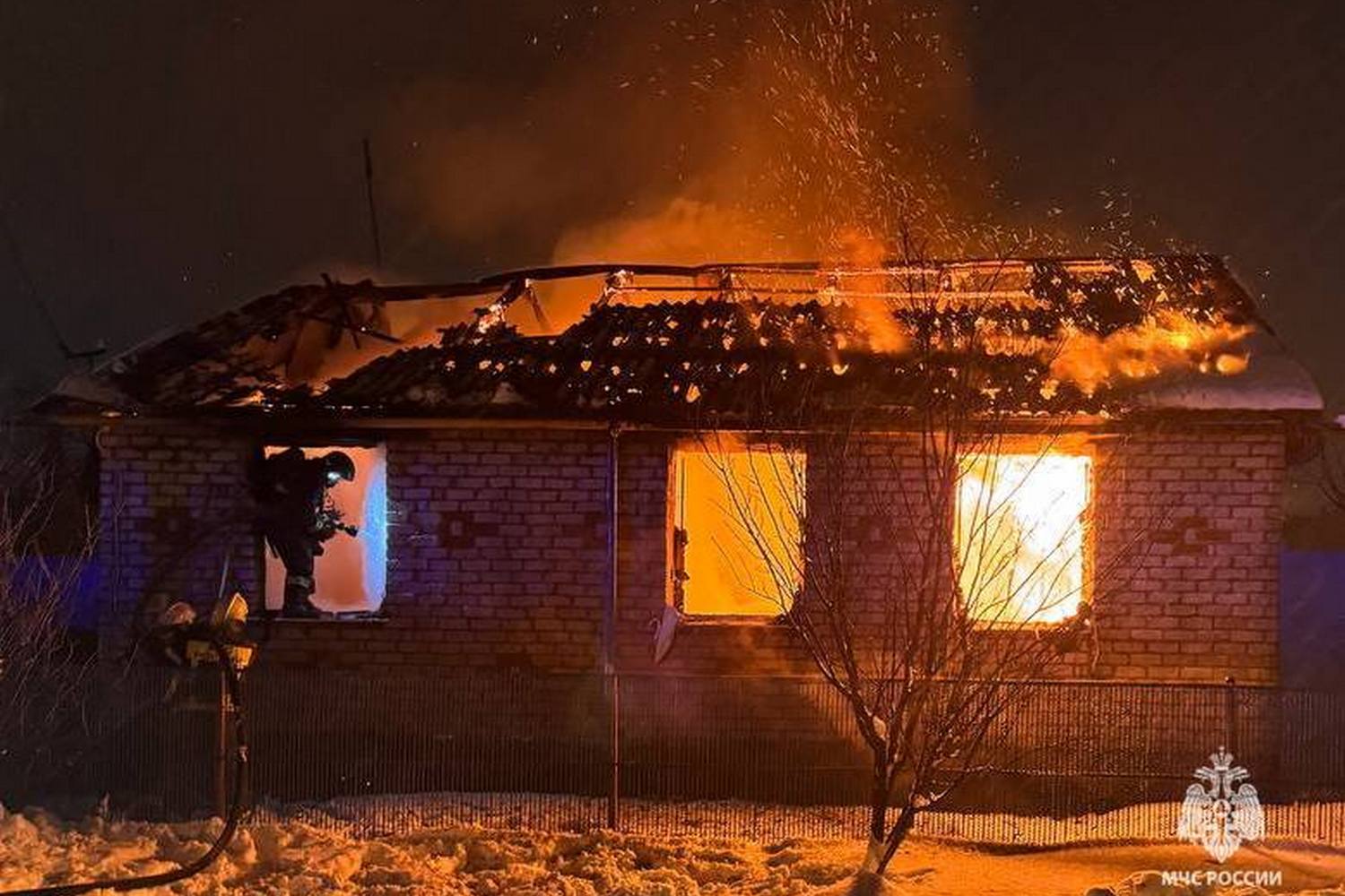 Пожарные обнаружили тело погибшей женщины на пепелище дома в Незнамово