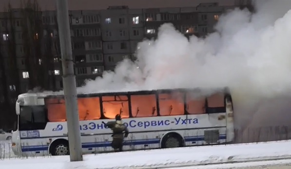 В Старом Осколе на Макаренко загорелся автобус