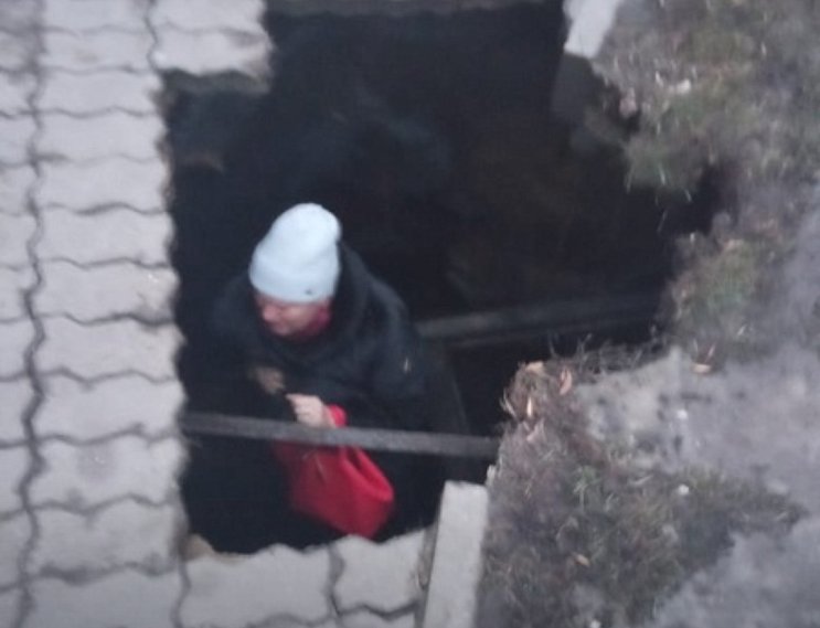 Женщина провалилась под землю в центре Губкина