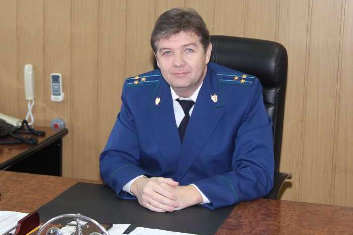 О поправках в Конституцию рассказывает прокурор Старооскольского городского округа Юрий Димидов