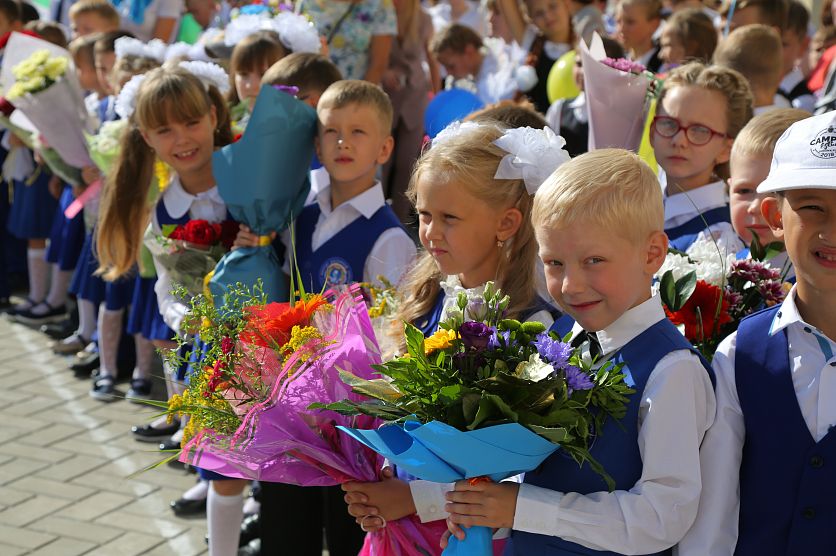 Украшение линейки на 1 сентября на улице. Выступление 1 классников на линейке 1 сентября. Первый класс линейка. Линейка в школе. Линейка 1 сентября.