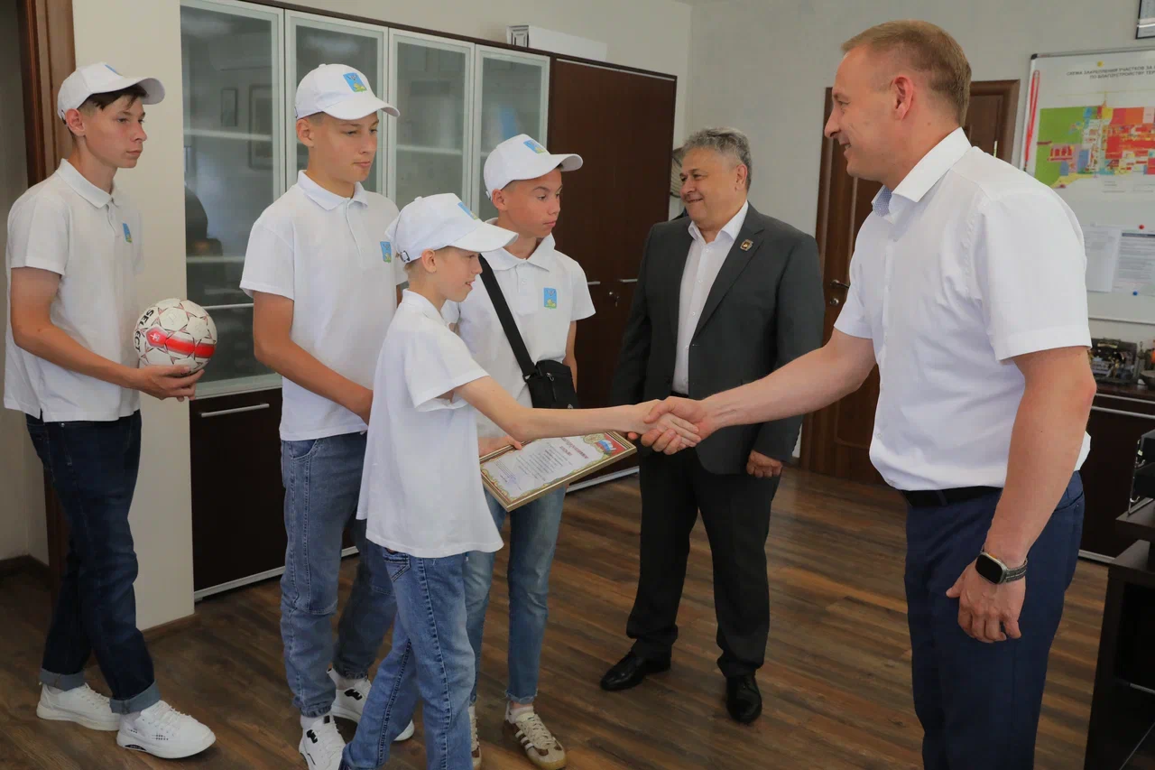 Управляющий директор ОЭМК Кирилл Чернов встретился с юными старооскольскими футболисты