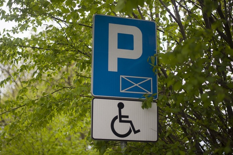 С 1 января льготная парковка для инвалидов будет действовать на основании данных Федерального реестра