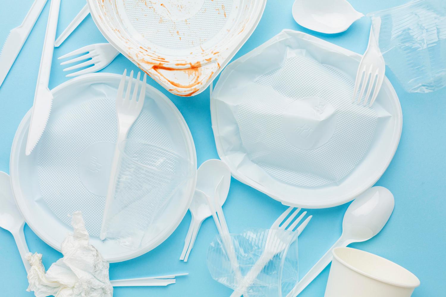 Большая часть россиян готова отказаться от использования пластиковой посуды