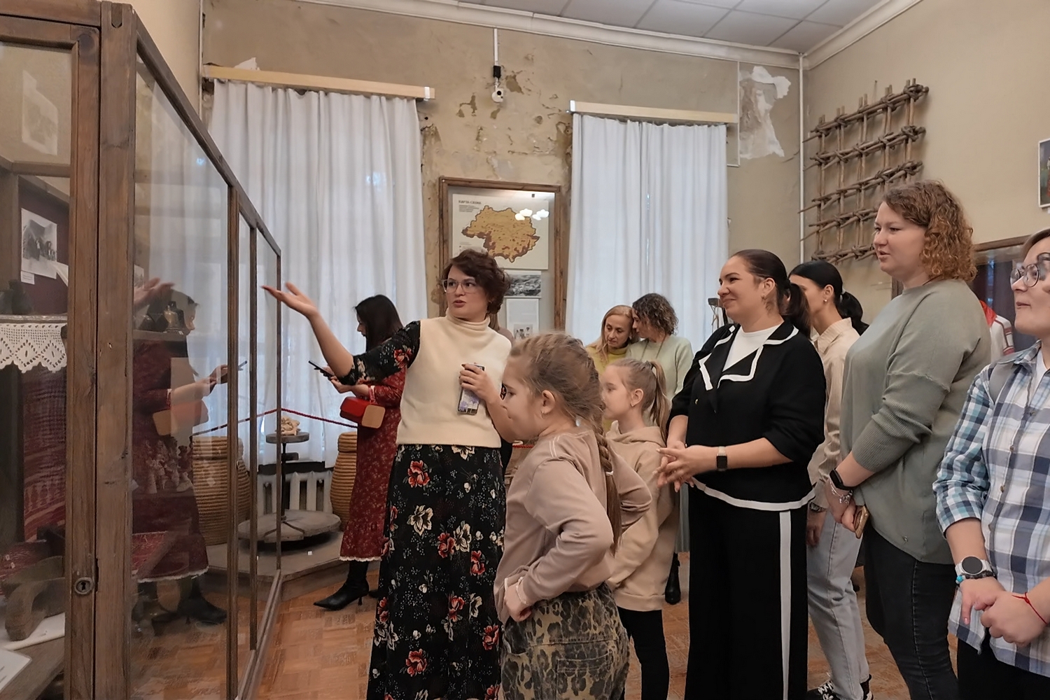 Краеведческий музей провёл для волонтёров ОЭМК экскурсию и мастер-класс