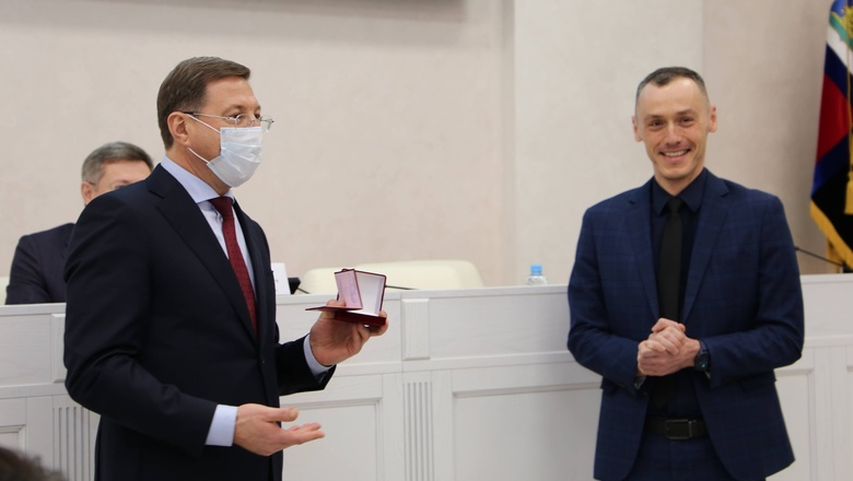 Бывшего мэра Старого Оскола Александра Сергиенко наградили медалью в торжественной обстановке