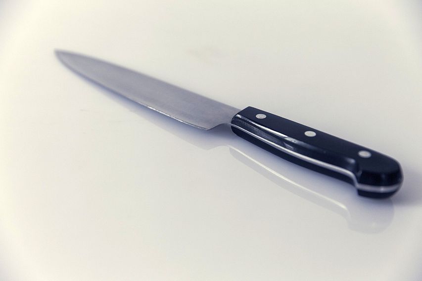 Неоднократно судимый староосколец ударил ножом в живот сожительницу, пытавшуюся его выгнать