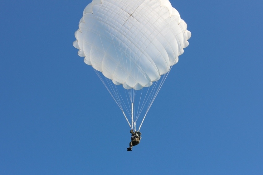 Курсанты военно-патриотических клубов совершили прыжки с парашютом