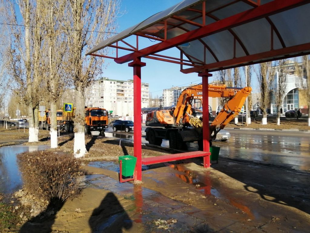 В Старом Осколе жители остались без воды из-за порыва трубы на улице Шухова