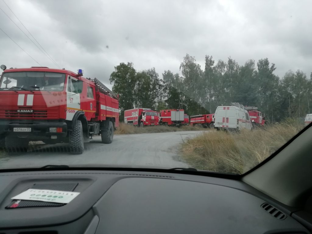 В Старом Осколе пожарные вторые сутки борются с огнём в районе Горелого леса