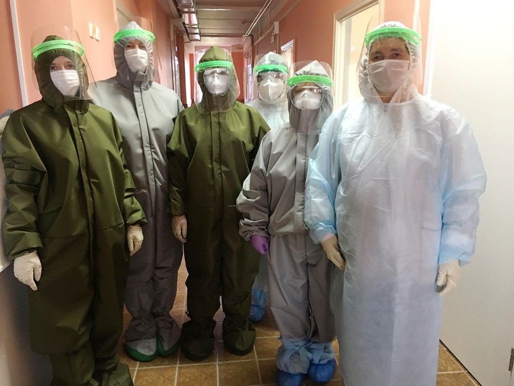 Врачи из Чернянской районной больницы в защитных экранах старооскольских мейкеров.jpg