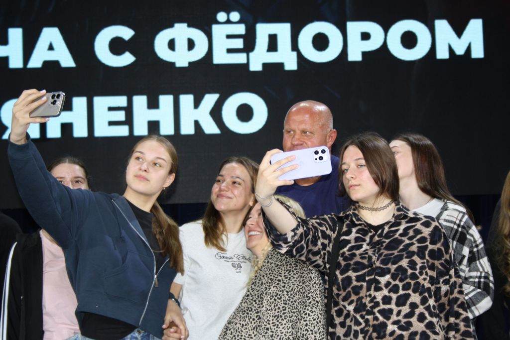 Дети с Федором Емельяненко3.JPG